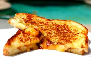 1 sandwich (7 oz) Grilled Cheese Deluxe Sandwich