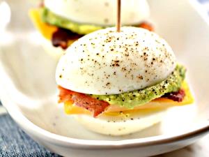 1 sandwich (77 g) Bacon, Egg & Cheese Breakfast Sandwich
