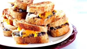 1 sandwich (93 g) Toasted Chicken Mini