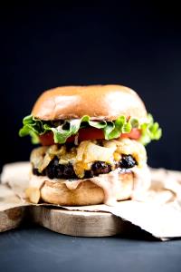 1 Sandwich Cheeseburger, Regular W/Condiments