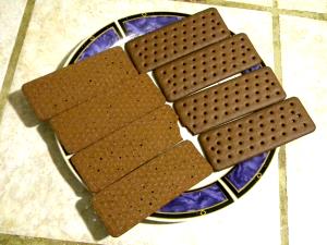1 sandwich Chocolate & Vanilla Ice Cream Sandwiches