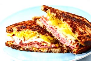 1 Sandwich Corned Beef Sandwich