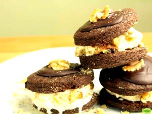 1 sandwich Double Churn Light Cookies & Cream Ice Cream Sandwich