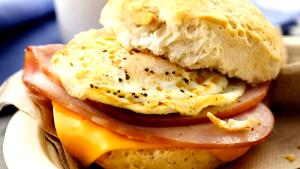1 Sandwich Egg, Cheese and Ham on Biscuit