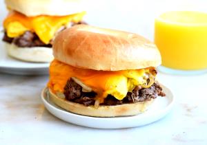 1 Sandwich Egg, Cheese and Steak on Bagel