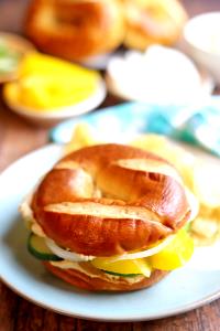 1 Sandwich Hummus / Plain Bagel