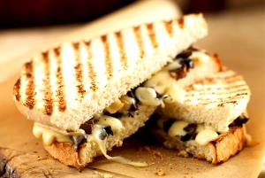 1 Sandwich Panini, Steach, Cheddar & Mushroom