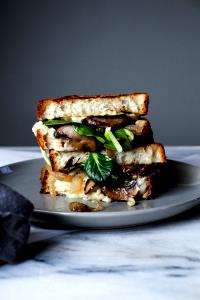 1 sandwich Spinach, Mushroom & Swiss Egg Sandwich