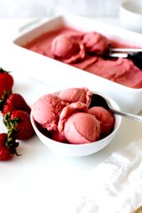 1 serving (1 oz) Fresh Strawberry Frozen Yogurt