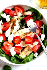 1 serving (10 oz) Strawberry Salad with Chicken