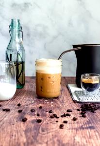 1 serving (12 oz) Iced Vanilla Latte with Almond Milk (Grande)