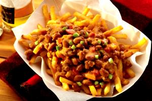 1 serving (122 g) French Fries with Chili & Cheese (Regular)