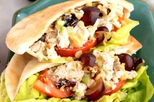 1 serving (12.5 oz) Classic Chicken Salad on Pita (1200)