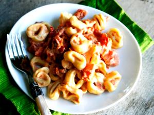 1 serving (13.9 oz) Tortellini and Sun-Dried Tomato Rustico