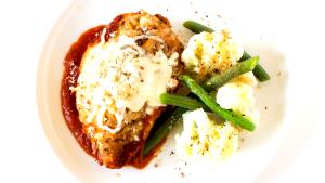 1 serving (140 g) Chicken Parmesan