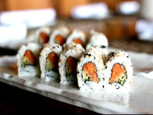 1 serving (140 g) Dynamite Spicy Tuna Roll