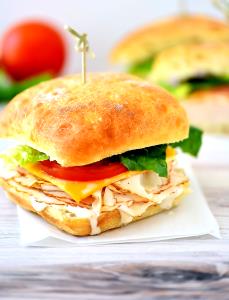 1 serving (14.5 oz) Chicken Caesar Sandwich on Three Cheese Bread