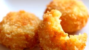 1 serving (153 g) Cheesy Tots Potatoes (12 Pieces)