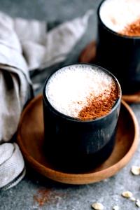 1 serving (16 oz) Caffe Latte with Almond Milk (Medium)