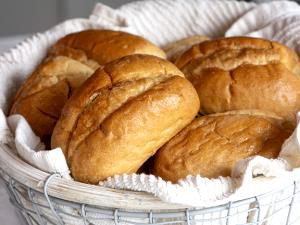 1 serving (1.62 oz) Dinner Roll