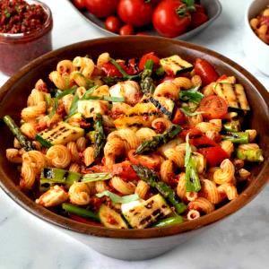 1 serving (170 g) Tomato Basil Pesto Pasta Salade