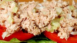 1 serving (20.6 oz) Vegetable Bean Soup with Tuna Salad and Crackers (2000)