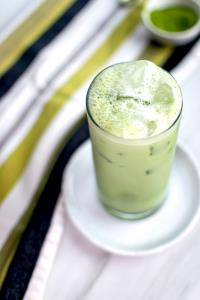 1 serving (24 oz) Iced Matcha Latte (Medium)