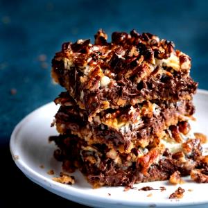 1 serving (25 g) Magic Cookie Bars Premium Dessert Kits