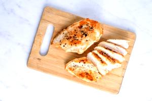 1 serving (2.5 oz) Chicken & Apple Sausage