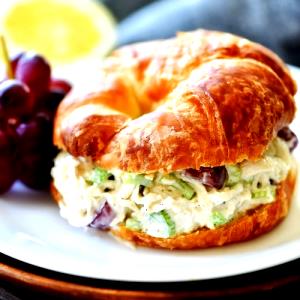 1 serving (252 g) Chicken Salade Croissant