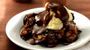 1 serving (269 g) Hot Fudge Cake Sundae