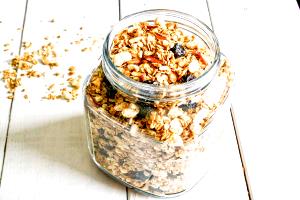 1 serving (2.7 oz) Vanilla Almond Granola with Cherries (1200)
