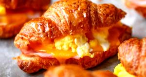 1 serving (281 g) Breakfast Croissant