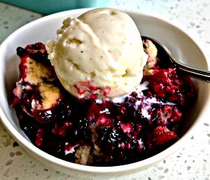 1 serving (309 g) Blackberry Cobbler A La Mode