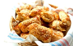 1 serving (3.75 oz) Artisan Cheese Pastries