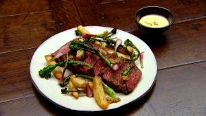 1 serving (383 g) Bearnaise Aioli Steak with Brown Rice & Roasted Veggies