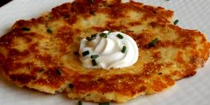 1 serving (4.6 oz) Potato Pancakes with Sour Cream Topping (1200)