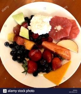 1 serving (513 g) Fresh Fruit Plate with Low Fat Cottage Cheese