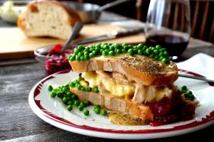 1 serving (622 g) Hot Turkey Sandwich