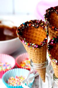 1 serving (6.74 oz) Vanilla, Chocolate Dipped Waffle Cone (1 Scoop)