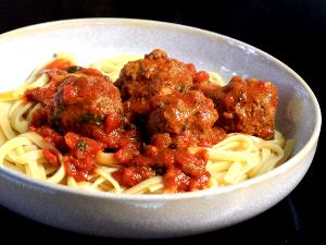 1 serving (708 g) Platter (Spaghetti with Meat Sauce, Sausage and Meatballs)