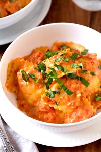 1 serving (7.9 oz) Sundried Tomato Ravioli in Creamy Tomato Basil Sauce (1500)