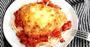 1 serving (802 g) Chicken Parmesan with Meat Sauce