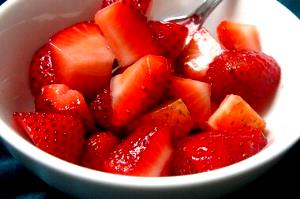 1 serving (85 g) Strawberry Topping
