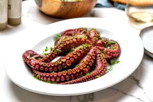 1 Serving (85.0 G) Octopus, cooked