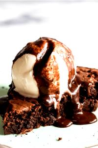 1 serving (9 oz) Hot Fudge Brownie a La Mode