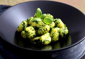 1 serving (9.4 oz) Potato Gnocchi with Pesto Sauce (1500)