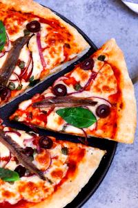 1 Serving Anchovies İn 1 Topping Medium Pizza