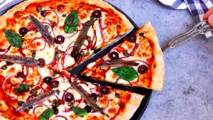 1 Serving Anchovies İn 4+ Topping Medium Pizza