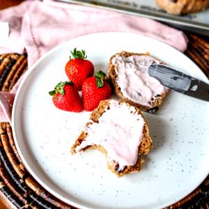 1 Serving Bagel & Cream Cheese To-Go, Strawberry